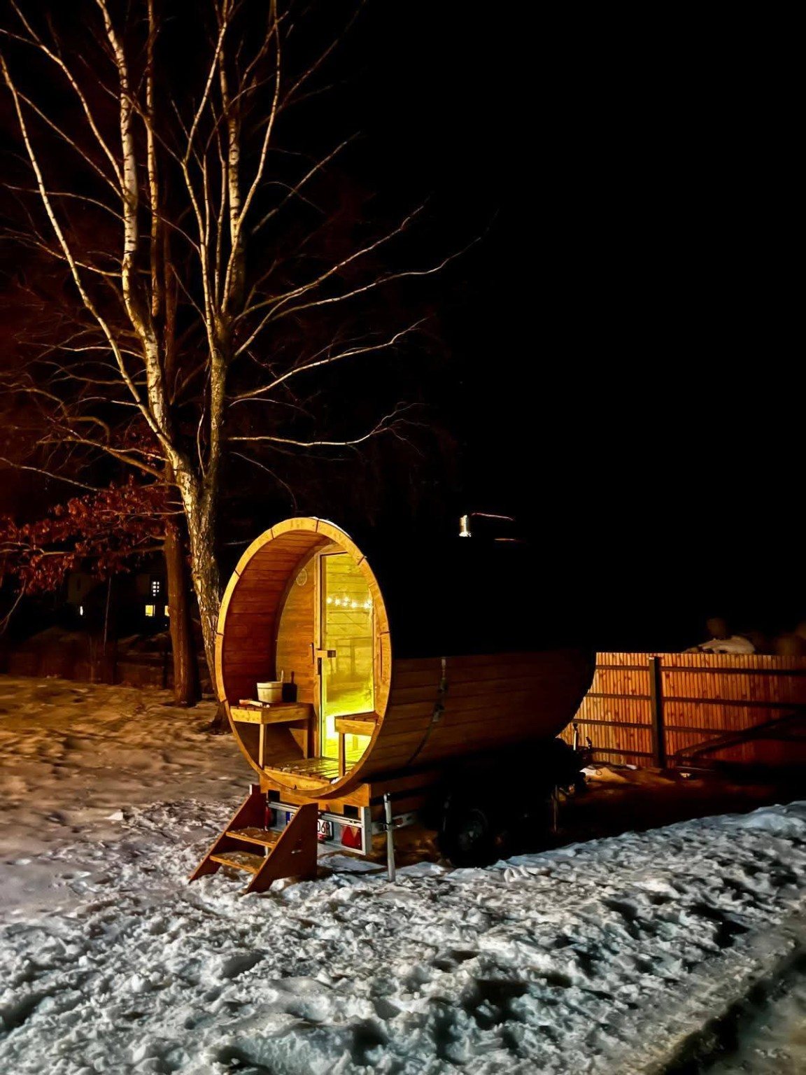 Sauna mobilna przygotowana do relaksu wieczorem