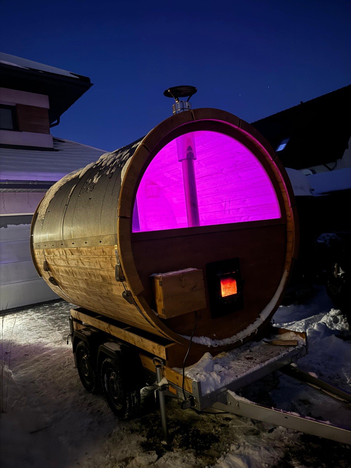 Sauna mobilna z kolorowym oświetleniem wieczorem